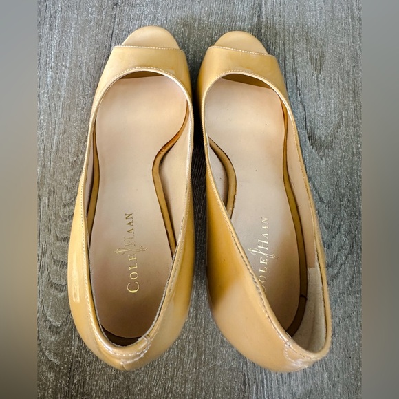 COLE HAAN Air Lainey Open Toe Peep Toe Pump
Sandstone Patent Size 7 - Picture 2 of 15